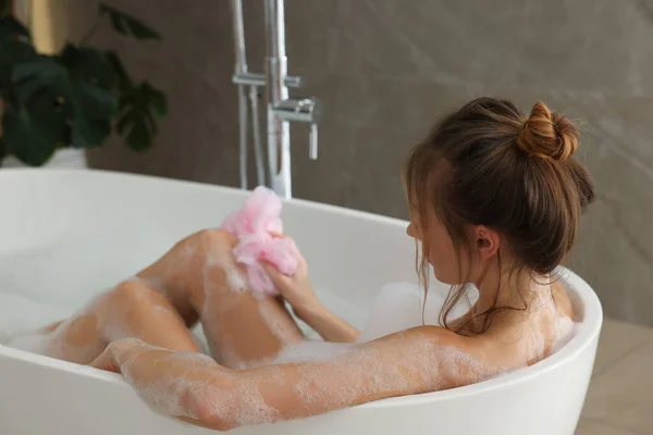 Mulher Bonita Com Pufe Malha Tomando Banho Dentro Casa — Fotografia de Stock