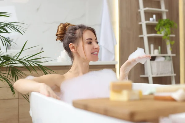 Belle Femme Appréciant Bain Moussant Maison — Photo