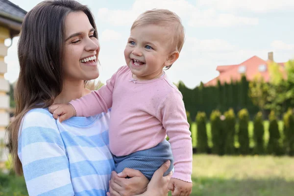 Mère Heureuse Avec Son Bébé Mignon Dans Cour Jour Ensoleillé — Photo