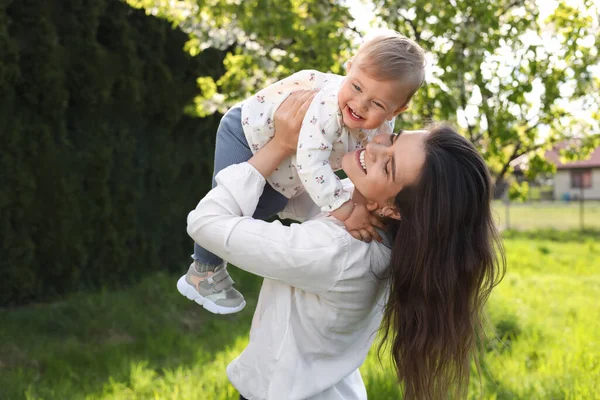 Lycklig Mamma Leker Med Sin Söta Bebis Parken Solig Dag — Stockfoto