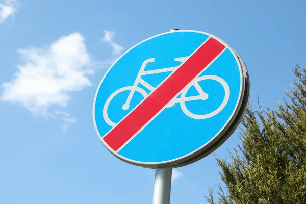Señal Tráfico End Cycleway Contra Cielo Azul Vista Ángulo Bajo — Foto de Stock