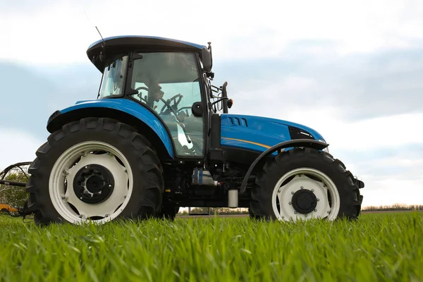 Nowoczesny Traktor Polu Słoneczny Dzień Przemysł Rolny — Zdjęcie stockowe