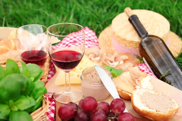 Vista Perto Cobertor Piquenique Com Vinho Comida Grama Verde — Fotografia de Stock