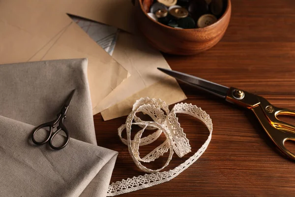 Conjunto Suprimentos Costura Acessórios Com Tecido Mesa Madeira — Fotografia de Stock