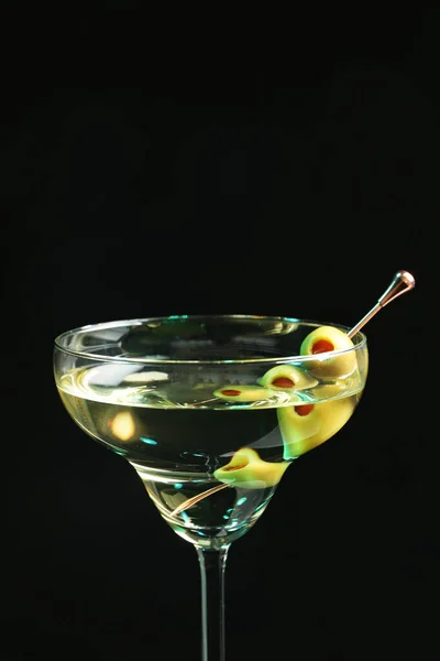 Martini Cocktail Mit Oliven Auf Dunklem Hintergrund Nahaufnahme Raum Für — Stockfoto