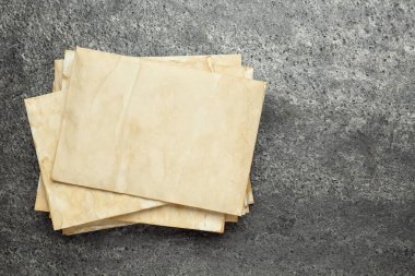 Gri masanın üstünde bir yığın eski harf, üst manzara. Metin için boşluk