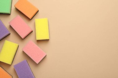 Bej arka planda yeni süngerler, düz yatak. Metin için boşluk