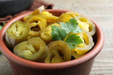 Masada yeşil biberli turşu dilimleri ile kase, yakın plan.