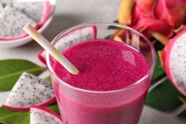 Nefis pitahaya smoothie ve taze meyveler masada, yakın plan.