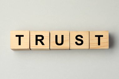 Word Trust, gri arkaplandaki tahta küplerden yapılmıştır.