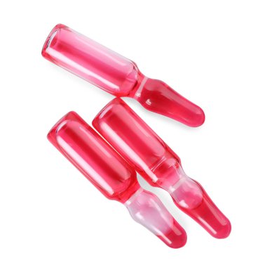 Beyaz zemin üzerinde ilaç ürünü olan cam ampuller, üst görünüm