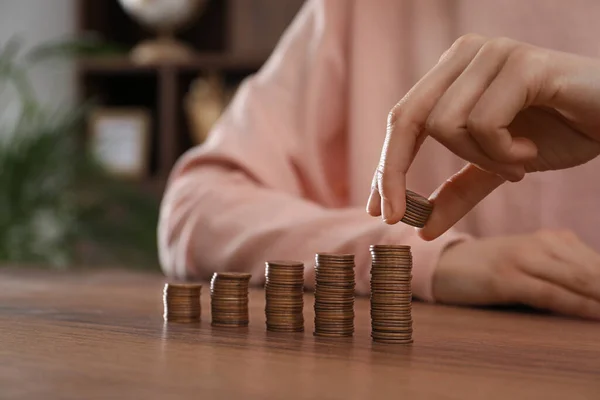 Mujer Apilando Monedas Mesa Madera Interior Primer Plano — Foto de Stock