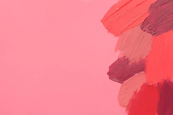 ピンクの背景に異なる美しい口紅のスミア トップビュー テキストのスペース — ストック写真