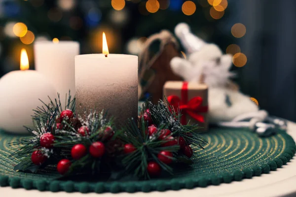 Красивые Горящие Свечи Рождественский Декор Белом Столе Против Праздничных Огней — стоковое фото
