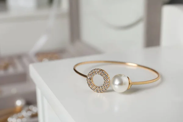 Elegant Gyllene Armband Med Pärla Och Diamanter Vitt Bord Närbild — Stockfoto