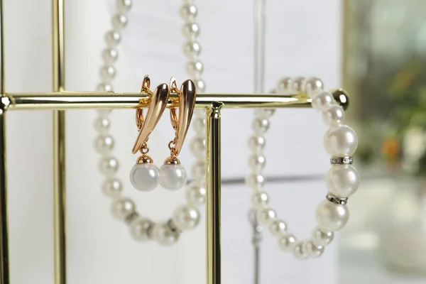 Роскошный Жемчужный Браслет Серьги Ожерелье Подставке Вид Крупным Планом — стоковое фото