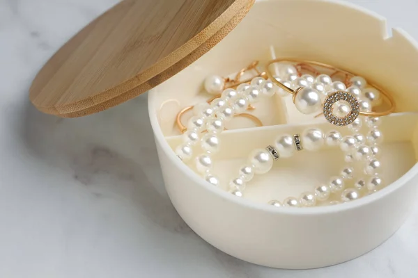 Gioielli Alla Moda Con Perle Scatola Sul Tavolo Marmo Bianco — Foto Stock