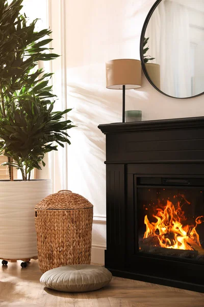電気暖炉と美しい装飾要素とスタイリッシュな部屋のインテリア — ストック写真
