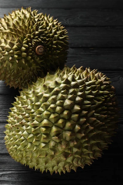 Dojrzałe Duriany Czarnym Drewnianym Stole Zbliżenie — Zdjęcie stockowe
