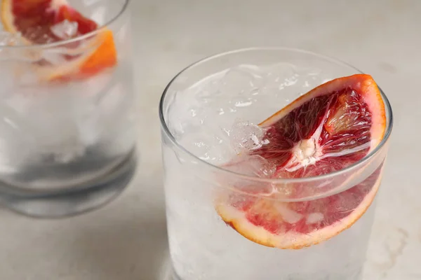 Deliciosa Bebida Refrescante Con Naranja Siciliana Cubitos Hielo Mesa Luz —  Fotos de Stock