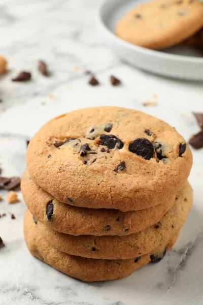 Deliciosas Galletas Chocolate Mesa Mármol Blanco — Foto de Stock