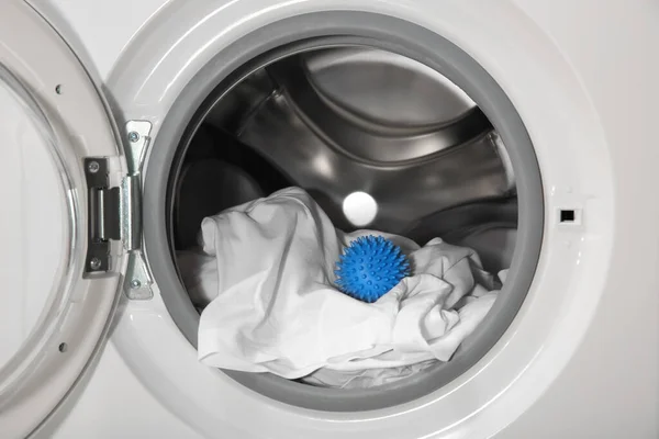 Blauer Trockenball Und Kleidung Der Waschmaschinentrommel — Stockfoto