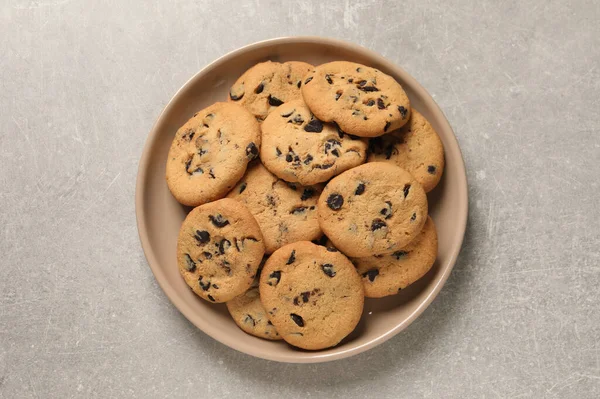 Plate Finom Csokoládé Chips Cookie Szürke Asztalon Felülnézet — Stock Fotó