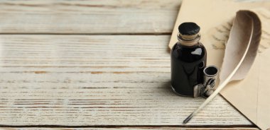 Kalem, bir şişe mürekkep ve beyaz ahşap masaya bir mektup, mesaj için yer. Pankart tasarımı