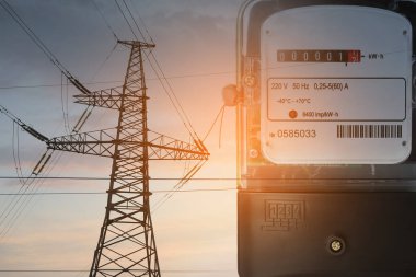Elektrik sayacının iki katına çıkarılması ve şanzıman güç hatlı yüksek voltaj kulesi.