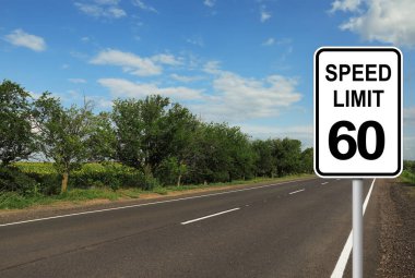 Trafik levhası: Güneşli bir günde boş asfalt yolda hız 60.