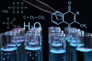 Siyah arkaplanda test tüpüne reaktör damlatılıyor, yakınlaştırılıyor