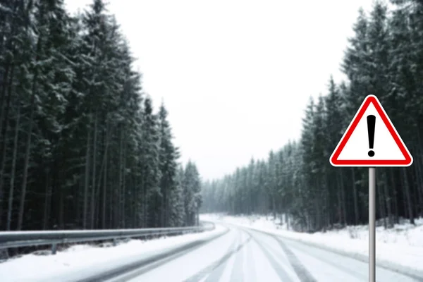 Dopravní Značka Nebezpečí Zasněžené Silnice Procházející Zimě Jehličnatým Lesem — Stock fotografie