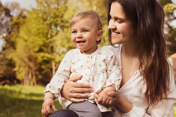 Lycklig Mor Med Sin Söta Bebis Parken Solig Dag — Stockfoto