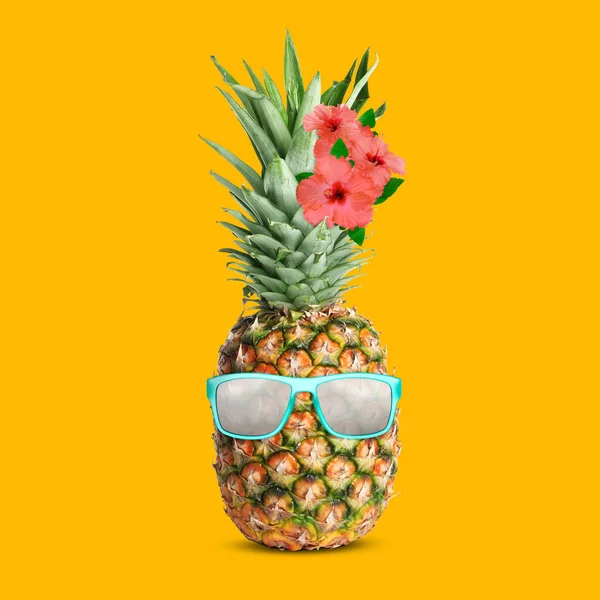 Lustige Ananas Mit Sonnenbrille Und Blumen Auf Orangefarbenem Hintergrund Sommerfest — Stockfoto