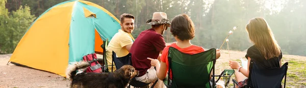 Persone Che Pranzano Vicino Alla Tenda Del Campeggio All Aperto — Foto Stock