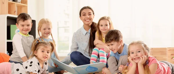 Profesor Jardín Infantes Leyendo Libro Para Niños Interior Diseño Banner —  Fotos de Stock