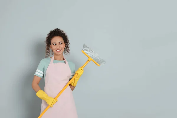 African American Woman Yellow Broom Grey Background Space Text — Stock Photo, Image