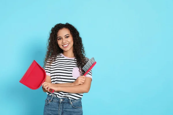 African American Woman Broom Dustpan Light Blue Background Space Text — Stock Photo, Image