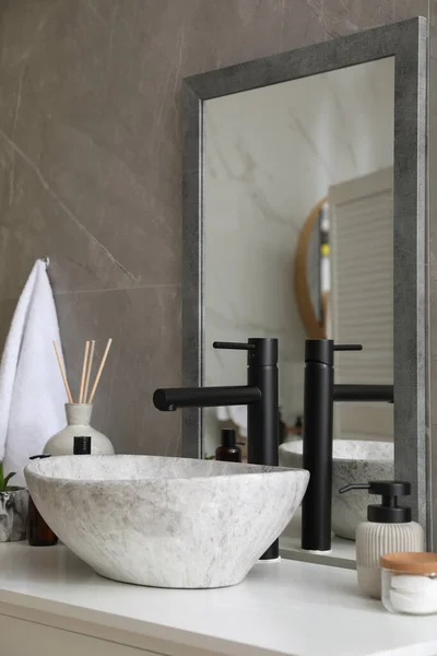 Waschbecken Aus Stein Mit Wasserhahn Und Toilettenartikeln Auf Weißer Arbeitsplatte — Stockfoto