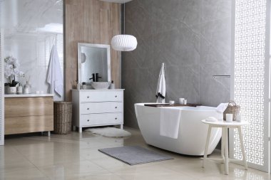 Modern beyaz küvet ve banyo lavabosu olan çekmeceler. İç tasarım