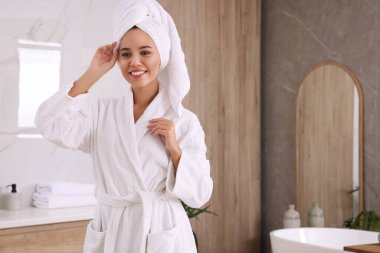 Güzel Afrikalı Amerikalı kadın banyoda, mesaj için yer var.