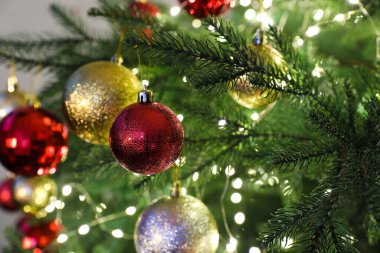 Güzel dekore edilmiş Noel ağacı, mücevherlerle, yakın plan.