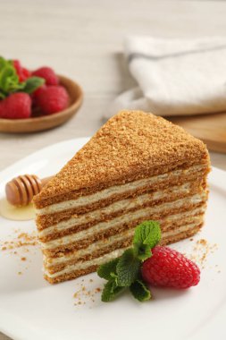 Nane ve ahududu kaplı lezzetli katmanlı ballı pasta, yakın plan.