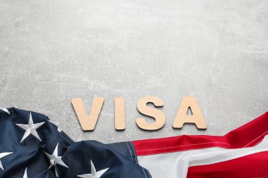 Kelime Visa ve Amerikan bayrağı açık gri masada, düz yerde. Metin için boşluk