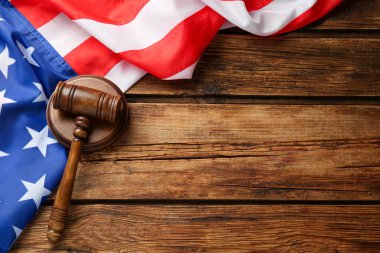 Tahta tokmak ve Amerikan bayrağı masada, düz yatıyordu. Metin için boşluk