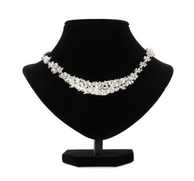 Mücevher baskınında beyaz arka planda değerli taşlar olan şık bir kolye.