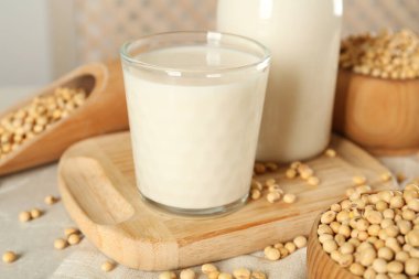 Açık gri masada taze soya sütü ve fasulyesi.
