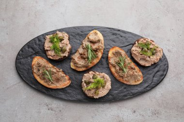 Açık gri masada lezzetli ezmeli ekmek dilimleri, üst manzara.