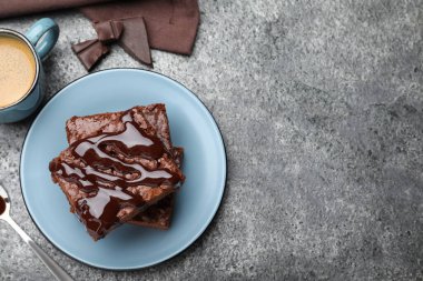 Gri masada servis edilen tatlı şuruplu lezzetli çikolatalı brownie 'ler. Metin için boşluk