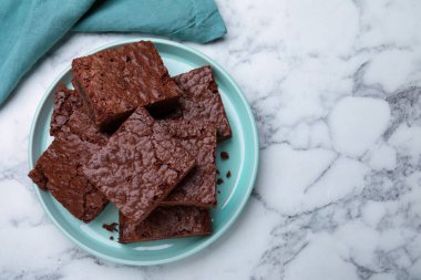Beyaz mermer masanın üzerinde nefis çikolatalı browniler. Metin için boşluk